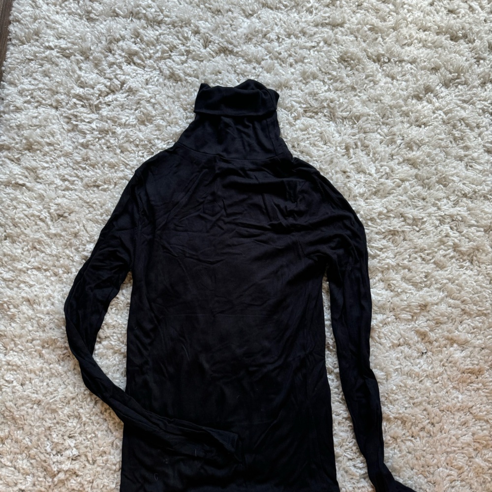 Black second skin turtleneck with thumb holes